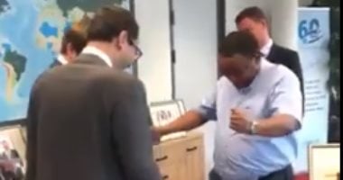 أمين عام أوبك ووزير النفط الروسى يتصافحان بالأقدام خوفا من كورونا.. فيديو