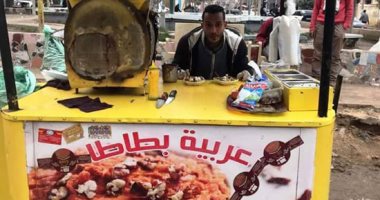 "إسلام" تحدى البطالة بعربة بطاطا بالغربية ويحلم بترخيص كشك من المحافظة