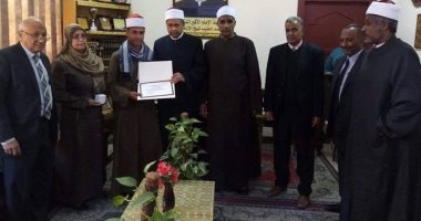 منطقة الأقصر الأزهرية تكرم طالبا لابتكاره ماكينة "رى صغيرة"