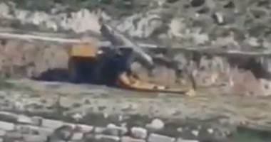 لحظة انقلاب جرافة تابعة للاحتلال خلال اقتحامها جنوب شرق القدس المحتلة