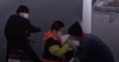 موقف إنسانى.. طفل يهدى عجوز صينى "كمامة" للوقاية من فيروس كورونا.. فيديو