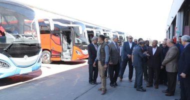 النقل تدفع بـ4 أتوبيسات فاخرة لنقل المصريين القادمين من بريطانيا وفرنسا