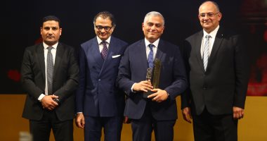 bt100 تمنح "بالم هيلز" جائزة خلال احتفاليتها السنوية