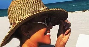 جينيفر لوبيز تستعرض جمالها على البحر فى ميامى بالمايوه.. صور