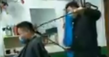 الحلاقة عن بعد بأعمدة تشبه "عصا السيلفي" للابتعاد عن الزبائن بالصين..فيديو