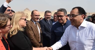 رئيس الوزراء وسفراء عدد من الدول يلتقطون صورة تذكارية أمام هرم زوسر