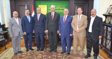 رئيس جامعة الإسكندرية يكرم قيادات المحافظة لمشاركتهم فى تجميل المجمع الرئيسى.. صور