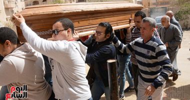 أحمد عزمى يشيع جثمان والده بحضور الأهل والأصدقاء