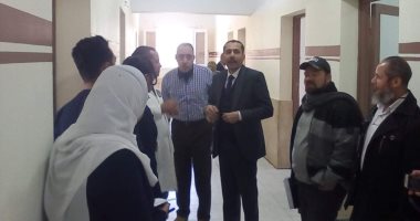 وكيل صحة الوادى الجديد يحيل مسئولين بمستشفى الخارجة للتحقيق لتقصيرهم بالعمل