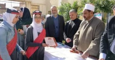 رئيس المنطقة الأزهرية بالإسكندرية يكرم طالبات المعاهد المتفوقات.. صور