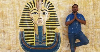 صور.. حكاية "معاذ عطيتو" خطاط عالمى يعيش بين ملوك الفراعنة غرب الأقصر