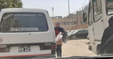 اضبط مخالفة.. سيارة ميكروباص بدون لوحة معدنية تسير بشارع متحف المطرية بعين شمس