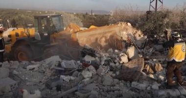 أصحاب الخوذ البيضاء يبحثون عن الضحايا باستخدام الجرافات فى إدلب.. فيديو