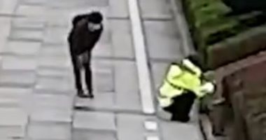 تحية للبطل.. صينية تنحنى لشرطى تقديرا لجهوده فى مكافحة كورونا.. فيديو