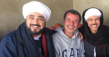 مجدي كامل بملابس الصعايدة في كواليس تصوير مسلسل البيت الكبير 3