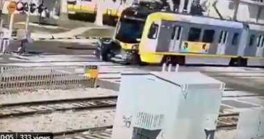 شاهد لحظة اصطدام قطار سريع بسيارة فى لوس أنجلوس ونجاة السائق بأعجوبة