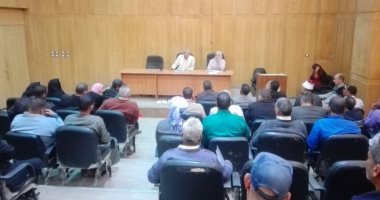 أهالى إسنا باليوم المفتوح يشكون من انتشار الكلاب الضالة والحشرات ..صور