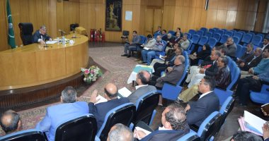 محافظ المنيا يوجه رؤساء المراكز بالعمل الميدانى ومتابعه الخدمات والمشروعات