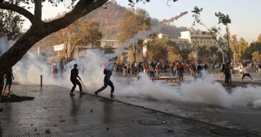 كر وفر بين الشرطة والمتظاهرين فى تشيلى 