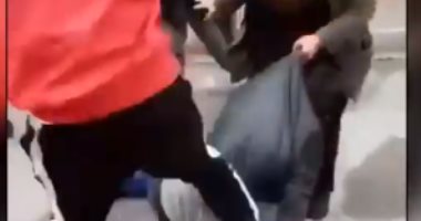 أتراك ينهالون بالضرب على لاجئ سوري وسط استغاثات سيدة برفقته.. فيديو وصور