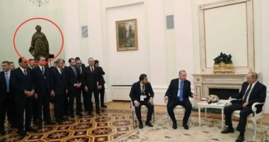صور.. المعارضة التركية توثق إذلال "أردوغان" خلال زيارته لموسكو.. وزراء الديكتاتور العثمانلى يصطفون تحت تمثال إمبراطورة هزمت العثمانيين 11 مرة.. ومصافحات الرئيس التركى وجاويش أوغلو فى موسكو عرض ثنائى ساخر