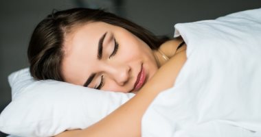 لو خايفة على جمالك.. 6 أضرار للنوم بالمكياج لازم تعرفيهم وتبعدى عنهم