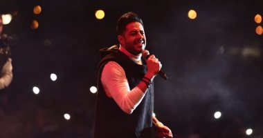 محمد حماقى يحيى حفل داخل الجامعة الأمريكية.. صور