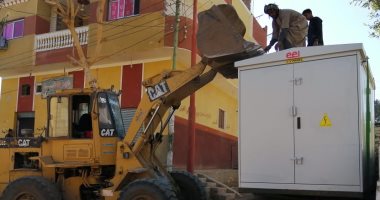 صور.. تركيب أكشاك كهرباء ورفع 15 طن مخلفات بقرى مدينة الطود فى الأقصر