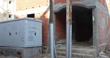 سيبها علينا.. قارئ يناشد المسئولين نقل عمود كهرباء قرية قصر نصرالدين بالغربية