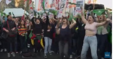 احتجاجات نسائية عالمية على استمرار حوادث الاغتصاب والتحرش.. فيديو