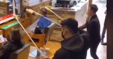 فيديو.. مصففو الشعر بالصين يمارسون عملهم عن بعد من الزبائن خوفا من كورونا