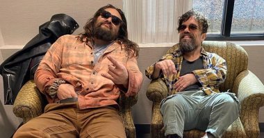 بيتر دينكليدج يجتمع مع ميل جيبسون وجايسون موموا.. والجمهور "صورة عظيمة"
