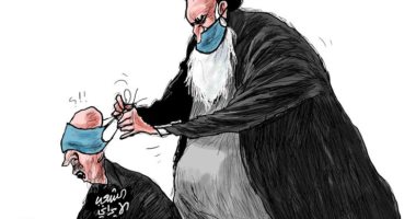 كاريكاتير صحيفة سعودية.. النظام الملالى يخفى الحقائق عن الشعب الإيرانى