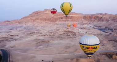 تحليق 15 رحلة بالون تقل 370 سائحا فى سماء الأقصر.. صور