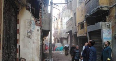 لجنة هندسية لمعاينة منزل آيل للسقوط بعد انهيار أجزاء منه فى المحلة