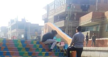 "فيها حاجة حلوة".. طالب فنون جميلة يجمل محطة قطار الشوبك والوحدة المحلية تكرمه