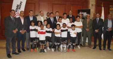 أشرف صبحى يشهد توقيع عقود 13 موهبة كروية ويؤكد: محمد صلاح رفع سقف طموح الشباب