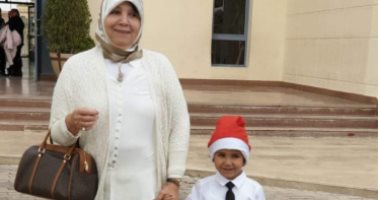 اليوم العالمى للمرأة.. قارئ يشارك بصورة شقيقته ويشكرها على احتضانها له منذ الطفولة