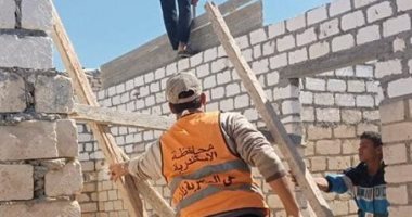 صور.. التحفظ على نصف طن أسمنت وإيقاف 4 حالات بناء مخالف بالإسكندرية