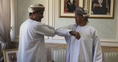 وزير الصحة العمانى يصافح مسؤول بالصحة العالمية بـ"الكوع" تخوفا من كورونا