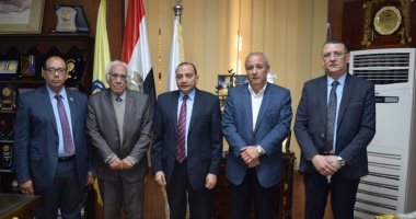 رئيس جامعة بنى سويف ووفد التعليم العالى يناقشان البرامج والتخصصات البينية