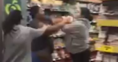  معركة بين سيدات باللكمات على "ورق التواليت" فى متجر استرالى.. فيديو