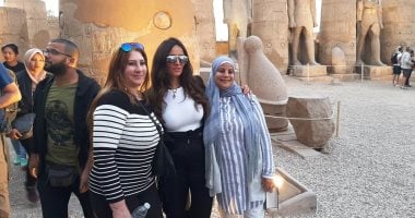 زينة تتحدى كورونا في معبد الأقصر بسيشن صور والسيلفى وسط الجمهور 