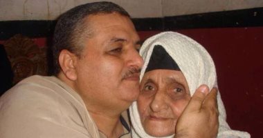 في يوم المرأة العالمى.. "همام" يشارك بصور لأهم نساء فى حياته الأم رقم 1