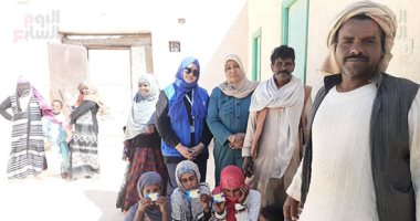 مشروع التغذية المدرسية الجديد يصل أسوان.. 2414 طالب وطالبة يتسلمون كروت المنظومة الجديدة.. "التعليم": صرف سلع غذائية بقيمة 180 جنيه شهرياً..و"هدفنا القضاء على التسرب من المدارس".. وأولياء الأمور:أفضل من البسكوت