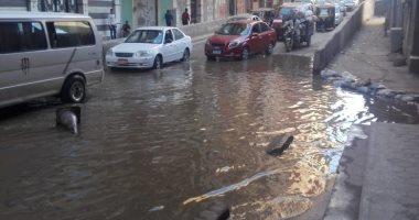 شكوى من غرق شارعى الخارجة ورشاد بمياه الصرف الصحى بجوار محطة مترو المطرية
