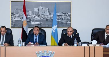 محافظ الإسكندرية: مراجعة تعاقدات الشواطئ عقب انتهاء العقود لمنع حجب رؤية البحر