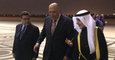 لحظة وصول سامح شكرى إلى الكويت فى إطار جولاته العربية .. صورة