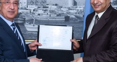 محافظ الإسكندرية يكرم سكرتير عام المحافظة خلال فترة عمله