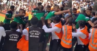 منافس الزمالك.. الكاف يوقف مدافع الرجاء المغربى بعد اشتباكه مع جماهير مازيمبى